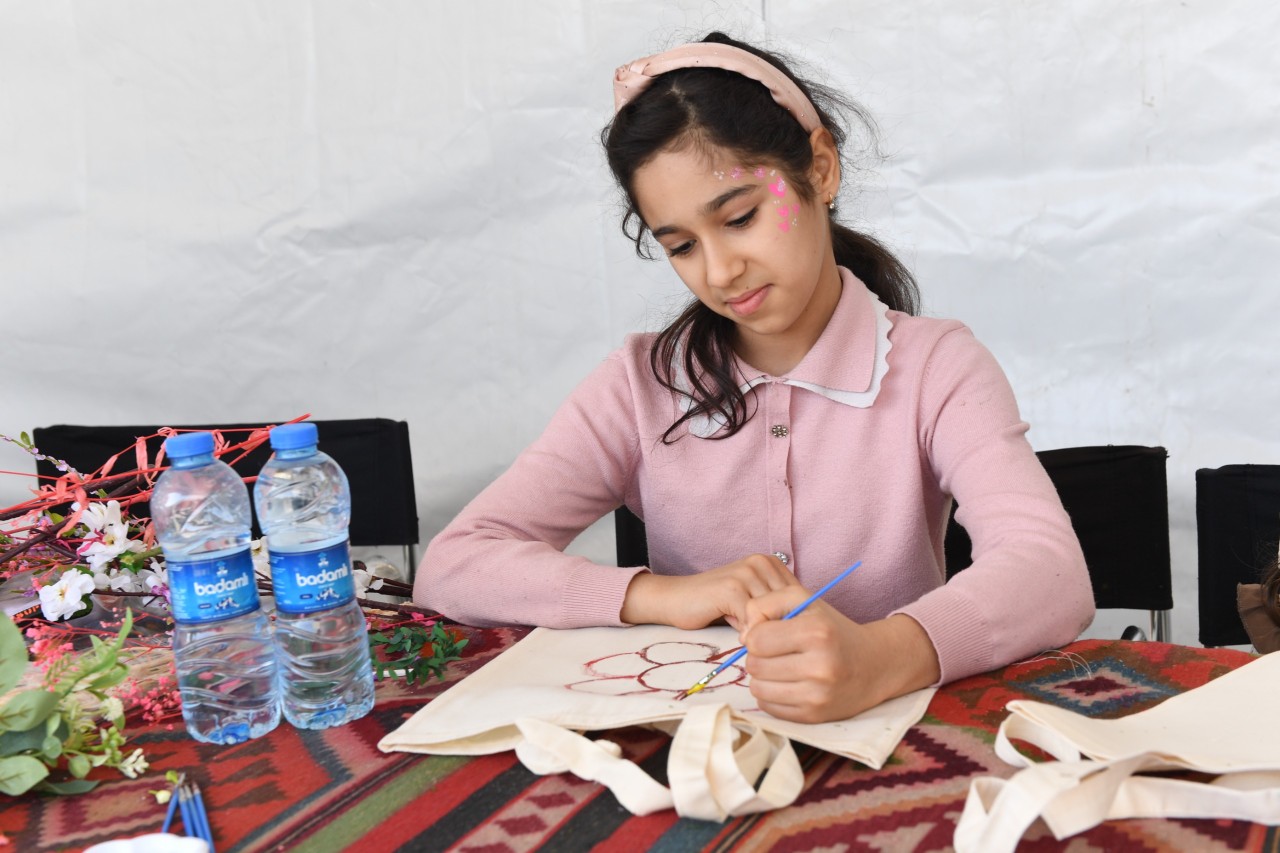 Paytaxtda Xəzərin suları avarçəkmə və yelkənli qayıqlarla bəzəndi - FOTOLAR